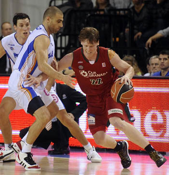 Coby Karl en una acción del choque disputado en Mahón (PHOTOACB)