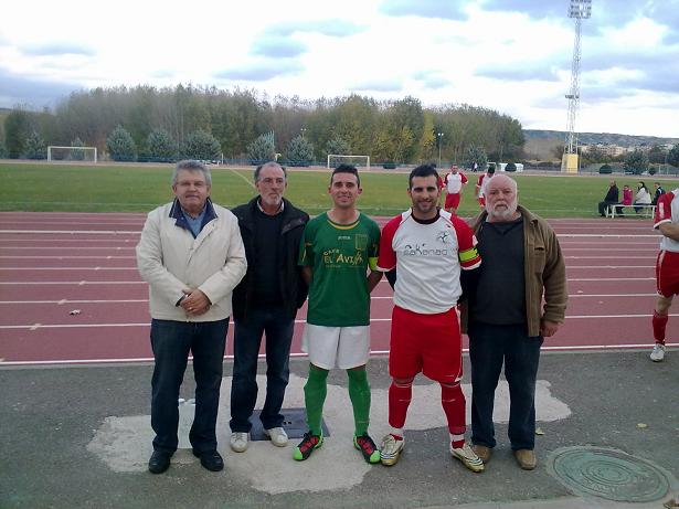 Dos de los jugadores más destacados junto a responsables del torneo de peñas antes de uno de los partidos