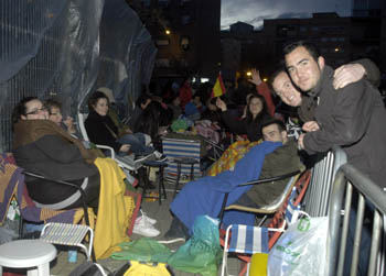 Los aficionados acampan en los alrededores de Los Cármenes (AYALA)