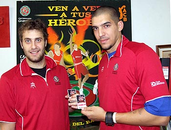 Jasen junto a Nacho Martín con sus abonos (CBGRANADA.COM) Jasen junto a Nacho Martín con sus abonos (CBGRANADA.COM)