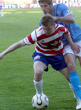Vicente, autor del úncio gol, defiende el balón Vicente, autor del úncio gol, defiende el balón