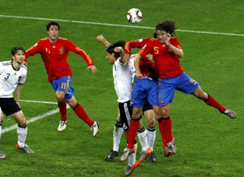 Puyol remata de cabeza en las semifinales del mundial 2010