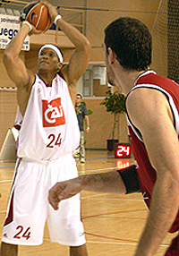 Ruben Garces lanza ante la mirada de Maric Ruben Garces lanza ante la mirada de Maric